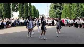 Танец выпускниц школы № 2 на последнем звонке в Солигорске