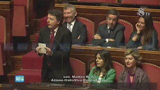Senato, Renzi: «Attaccare Meloni su tema donne è masochismo» e lei ride divertita