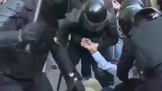 Съемка с митинга в Москве избивают парней