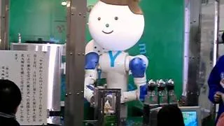 Yaskawa's cute robot makes soft ice cream Kitakyushu 1/2