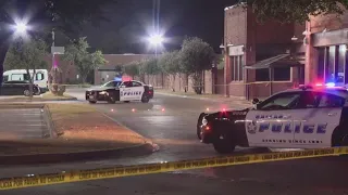 Dallas police officer shot during carjacking, suspects still on the loose