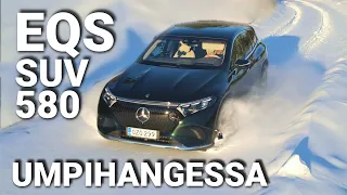 335. Mercedes EQS SUV 580 ensitunnelmat ja möyrintää metsätiellä