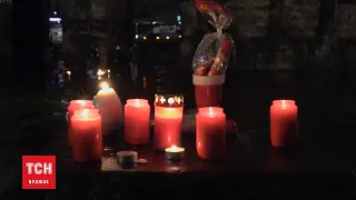 До місця загибелі п'ятьох людей у Трірі люди несуть свічки
