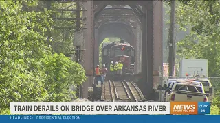 Train derailment on Arkansas River bridge causes traffic back up near Van Buren