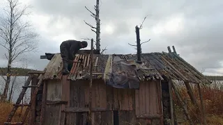 РЕМОНТИРУЮ ИЗБУ ДЕДА НА ОСТРОВЕ. ДЕМОНТАЖ КРЫШИ. РАЗРУШИЛ ИЗБУШКУ. ТРИ ДНЯ В ТАЙГЕ. СТРОЙКА В ТАЙГЕ