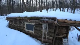 Землянка в лесу на берегу реки. Семь месяцев в одном видео.