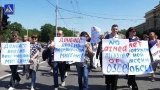 Thousands in Donetsk rally against an armed OSCE presence