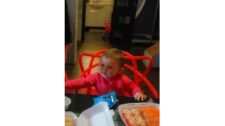 Ребенок ест ВАСАБИ . Реакция малыша на ВАСАБИ