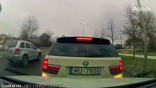 Policijas ekipāža ieskrien BMW X5 aizmugurē īsi pēc tam, kad prasīja tam apstāties 19.11.2022