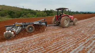 PASSANDO A GRADE ARADORA PREPARO DO SOLO PARA PLANTIO DE MILHO