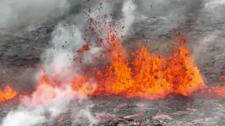 В Ісландїі вивергається вулкан неподалік столиці /A volcano erupts in Iceland near the capital.