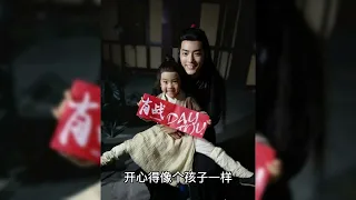 "The Sun with Me" is officially finished, Xiao Zhan hugs Bai Baihe in circles on the spot, interacti