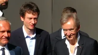 231002 Frédéric ARNAULT (🥰 LISA ?), Bernard ARNAULT (LVMH) @ Louis Vuitton fashion show 02.10.2023