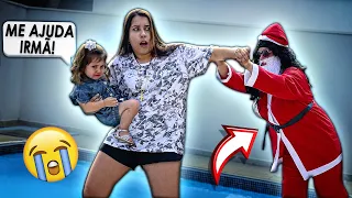 O PAPAI NOEL APARECEU E TENTOU JOGAR EU E MINHA IRMÃZINHA NA PISCINA!! (Me machucou)