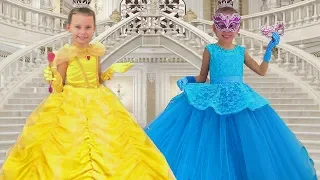 Alice se viste con un hermosas vestido de princesas | Compilación historias para niños