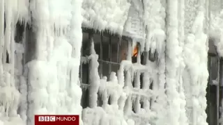 Incendio en un edificio congelado en Chicago.