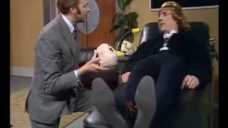 Monty Python Flying Circus (sub ita) - Amleto dallo psichiatra (Bogus Psychiatrists)