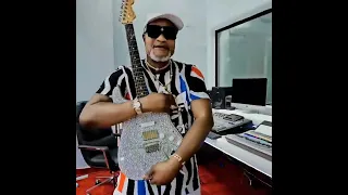 Koffi Olomide vous présente sa guitare en diamant signature TCHATCHO EZA MAYI