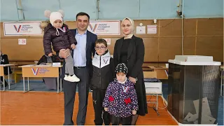 Всей семьей пришёл на выборы 1-й заместитель главы Ботлихского  района Ахмед Лабазанов