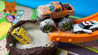 Working Cars Fall into Water! Many Muddy Cars' Stories【Kuma's Bear Kids】