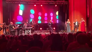 Michael Konicek singt Udo Jürgens Hit "Mit 66 Jahren" beim Konzert vom Theater am Fluss