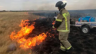 Под Волгоградом на квадроциклах тушат крупный степной пожар