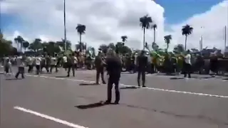 Bolsonaro discursa em Brasília para manifestantes que pediam intervenção militar