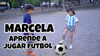 MARCELA APRENDE A JUGAR FUTBOL