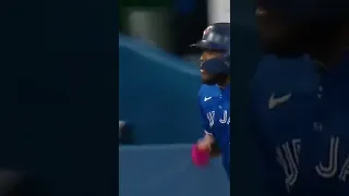 Vladimir Guerrero Jr ties the game with the home run at home!