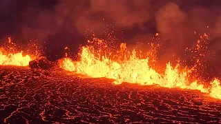 Earth opens up! Volcanic eruption in Meradalir, 10 hours past first lava breakout. 11 pm. 03.08.22