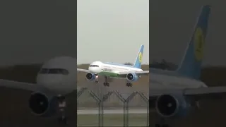 Аэропорт Домодедово. Boeing 757-200, бортовой №: UK75703, Uzbekistan, рейс HY613 Ташкент - Москва.