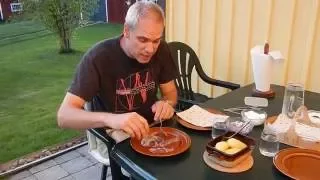 How to eat Surströmming