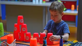 Becher auf Becher - Sport Stacking hält Kopf und Körper fit