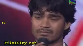 Sonu Nigam gets emotional from Visal Srivastav singing.mp4