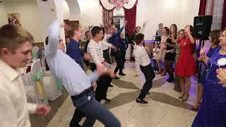 Танцевальный батл дружка и дружки на свадьбе