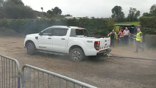 FORD RANGER VS TOYOTA LANDCRUISER TUG OF WAR