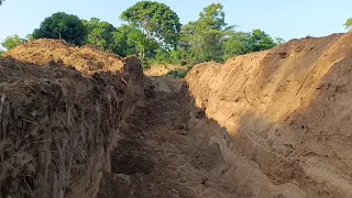 KPR,Operatè pèl excavatrice la ouvri tèt kanal Malfeti a pi laj,li fè lòt devyasyon sa