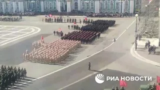 На Дворцовой площади в Петербурге проходит тренировка перед парадом Победы.