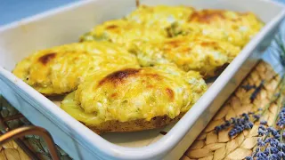 I wish I have tried this recipe before!🔥DELICIOUS baked potatoes with garlic and cheese.