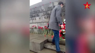 Антисоветчики выкинули цветы принесенные к памятнику #Ленина в Екатеринбурге