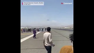 Un grupo de afganos se intenta agarrar a un avión estadounidense para huir
