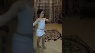 Маленькая чеченка танцует