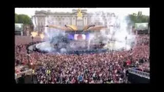 THE DIAMOND JUBILEE CONCERT - ROBBIE WILLIAMS OPENS WITH LET ME ENTERTAIN YOU