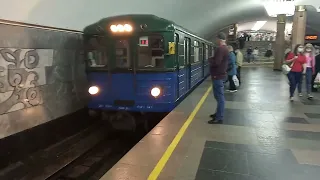 Поезд ЕЖ-3 приезжает на станцию метро "Центральный рынок" в городе Харьков.