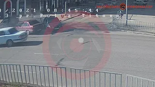 В Днепре на Титова столкнулись два автомобиля Daewoo Nexia: видео момента