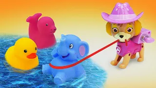 Brinquedos de banho tomam banho! Historinha infantil com bonecas