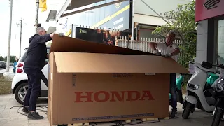 unboxing HONDA ADV350 scooter 2023