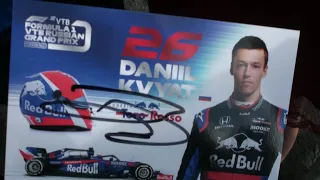 Даниил Квят АВТОГРАФЫ и Фанаты / Daniil Kvyat autographs in Saint Petersburg, Russia