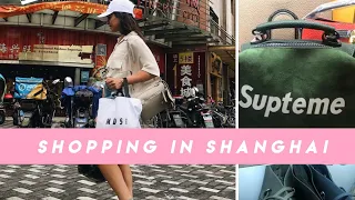 A FASHION LOVER SHOPS SHANGHAI FAKE MARKETS