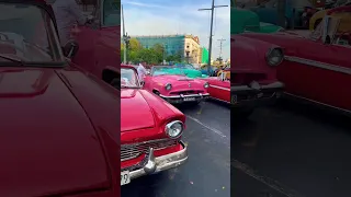 Carros Clásicos en La Habana Cuba ,dan servicio de taxi para turistas .